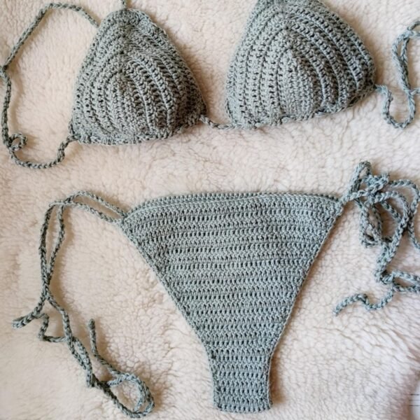 Bikini gris a crochet en hilo mercerizado