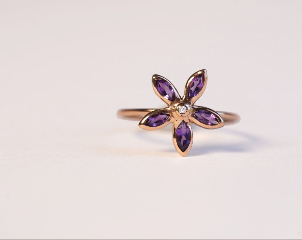 Anillo Flor Amatistas y Diamante en Oro 18k zoom blanco